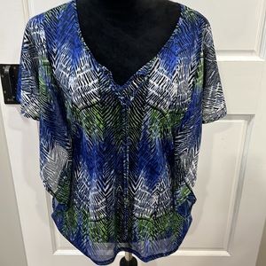 Izod size SM, v-neck sheer open sleeve top, excellent condition.